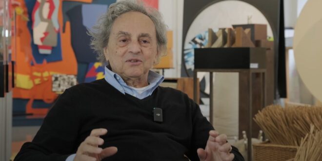 Ugo Nespolo, Maestro di straordinario eclettismo, riflette sul ruolo dell’arte e dell’artista nella società contemporanea.